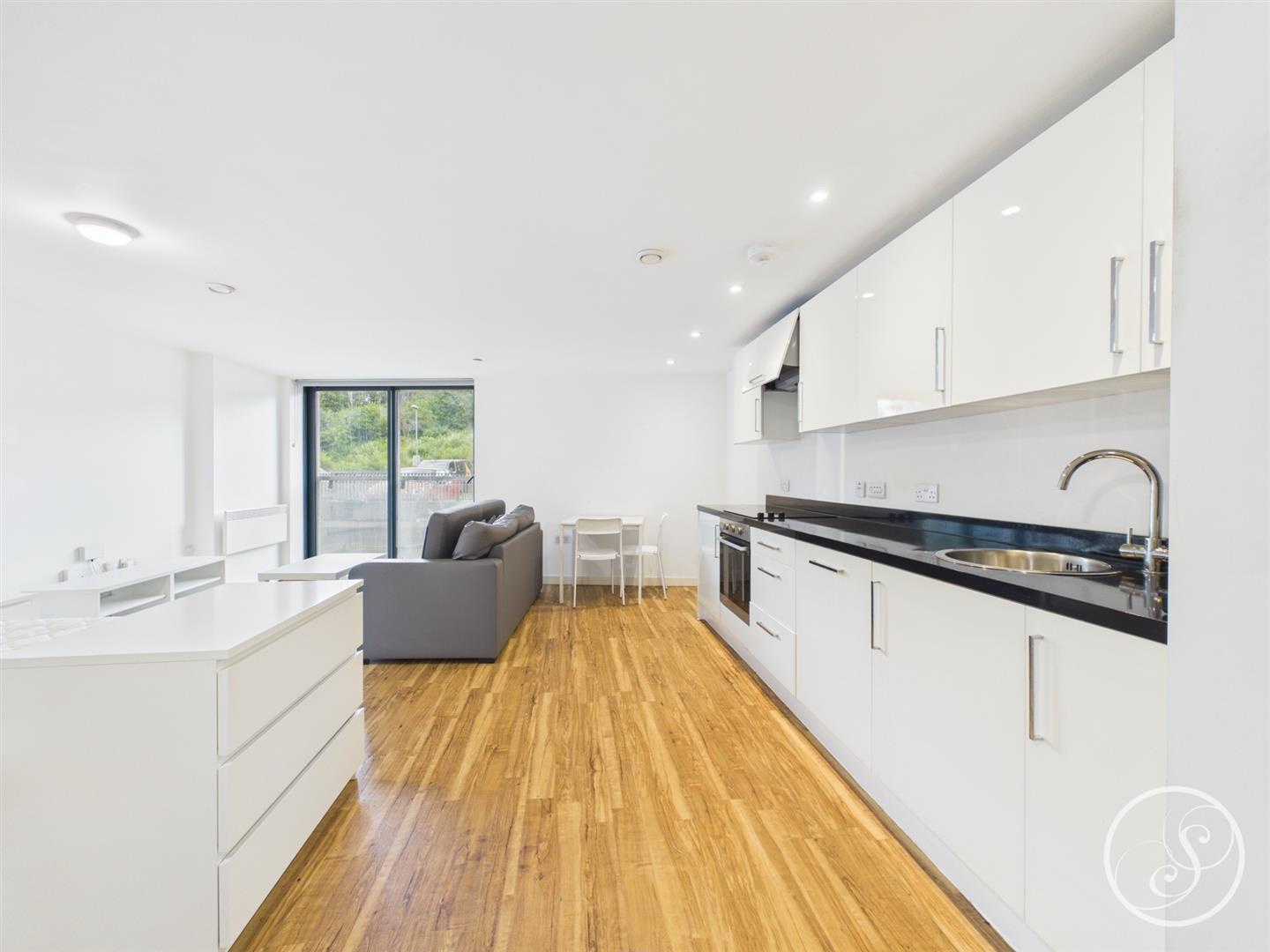 Flat Bouverie Court in Leeds