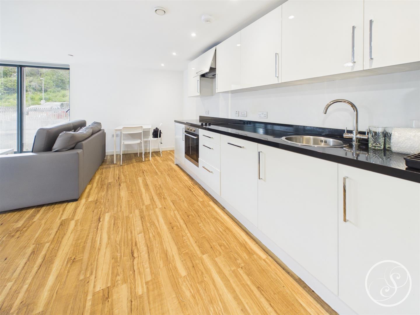 Flat Bouverie Court in Leeds
