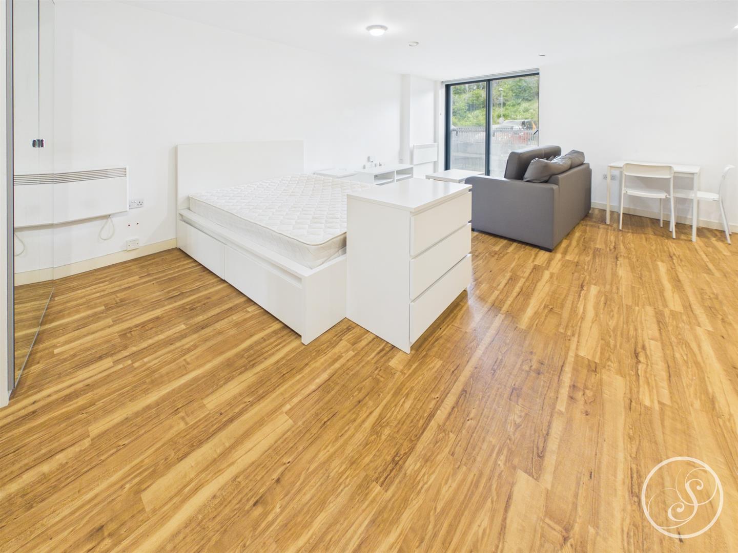 Flat Bouverie Court in Leeds
