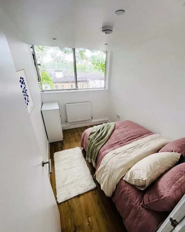 Room Treadgold Street in Greater London