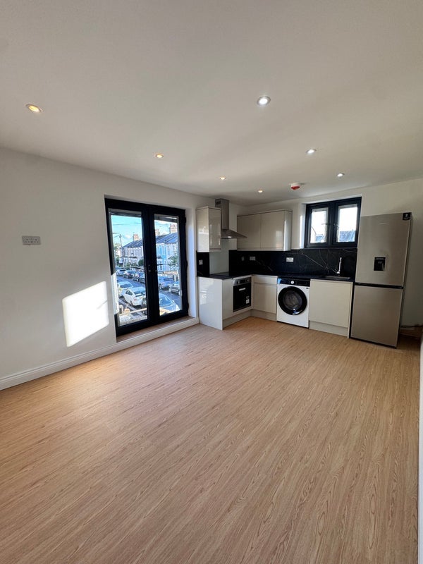 Flat High Road Leytonstone in Greater London