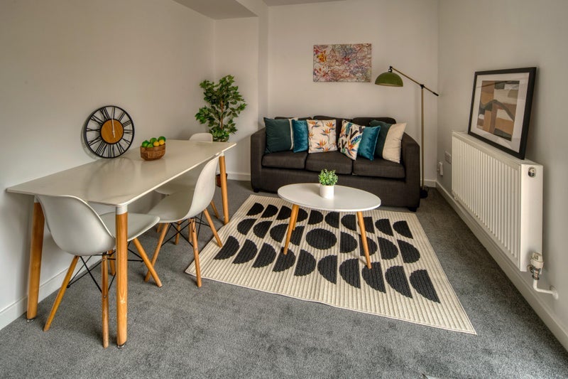 Room Marshfield Road in Bristol