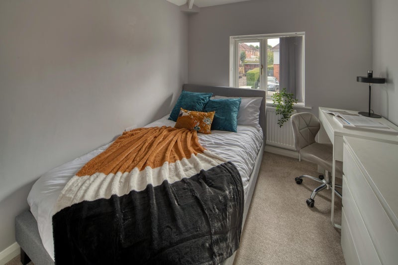 Room Marshfield Road in Bristol