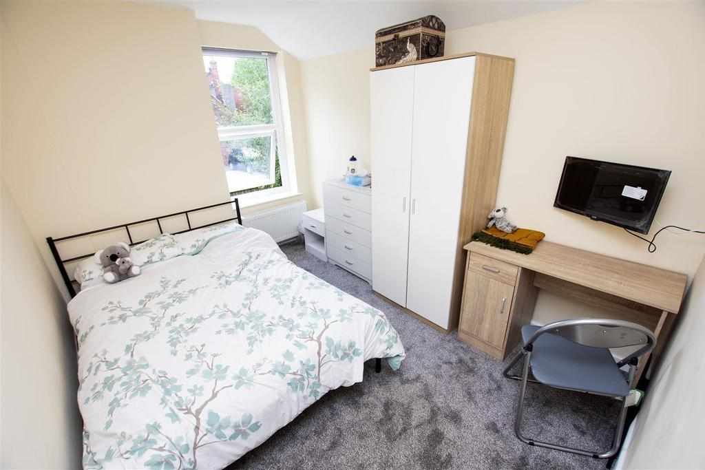Flat Raddlebarn Road in Birmingham