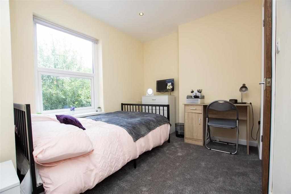 Flat Raddlebarn Road in Birmingham