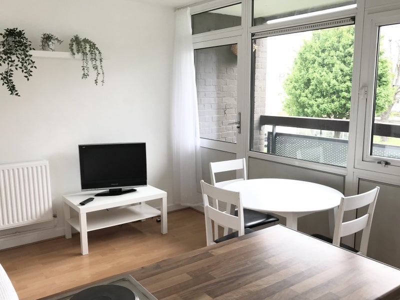Room Wellesley Street in Greater London