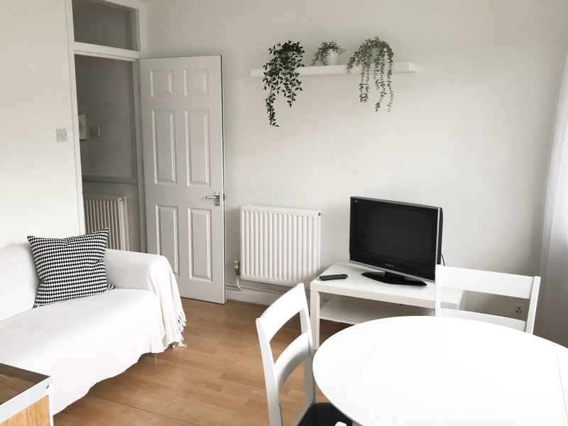 Room Wellesley Street in Greater London