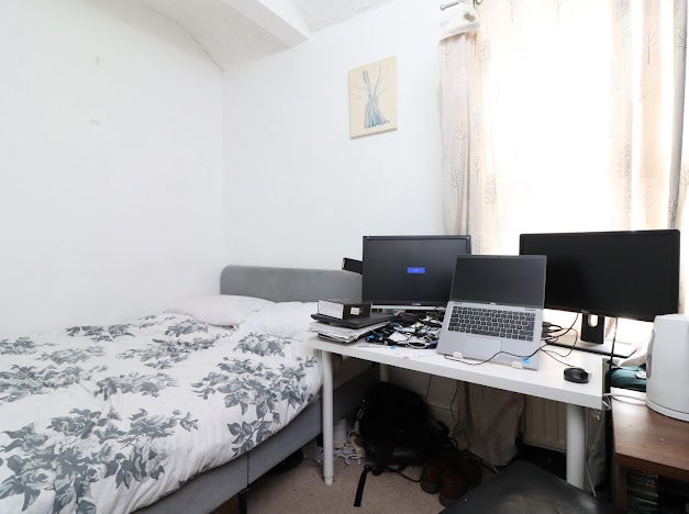 Room Langhorn Road in Southampton