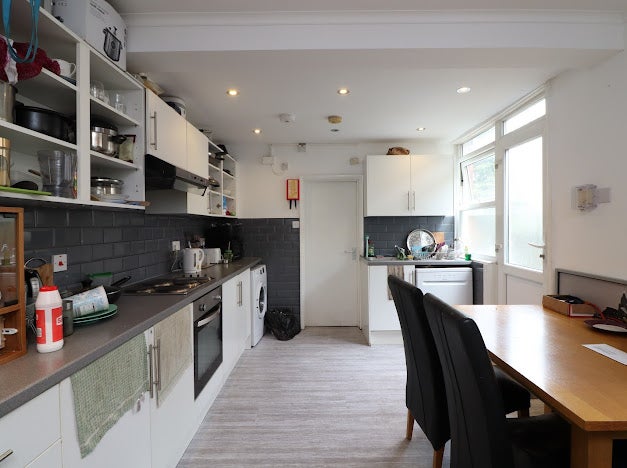 Room Langhorn Road in Southampton