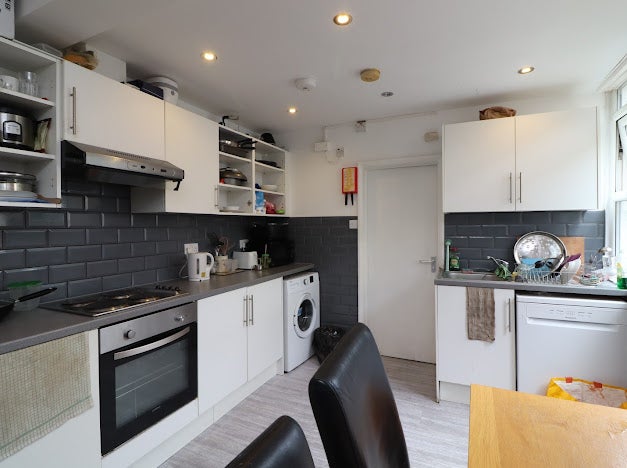 Room Langhorn Road in Southampton