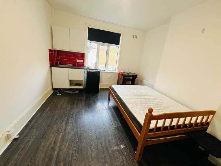 Room Kenton Road in Greater London