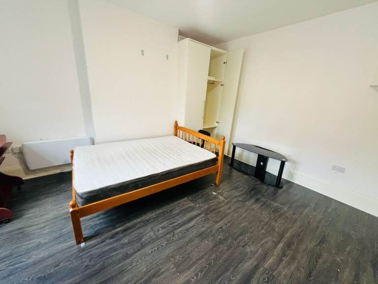 Room Kenton Road in Greater London