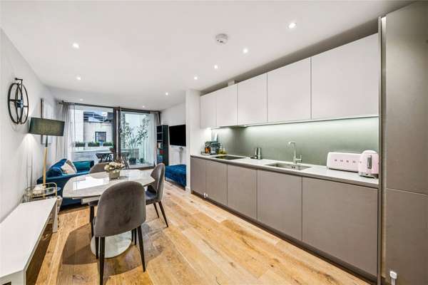 Flat Balham High Road in Greater London
