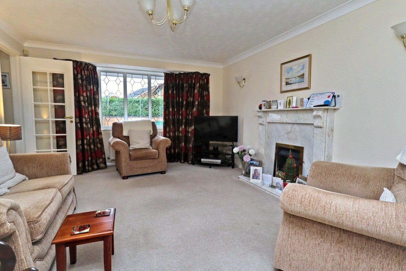 House Gloucester Close in Nuneaton and Bedworth