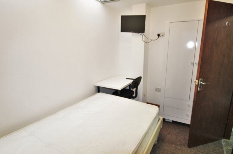 Room Blossom Avenue in Birmingham