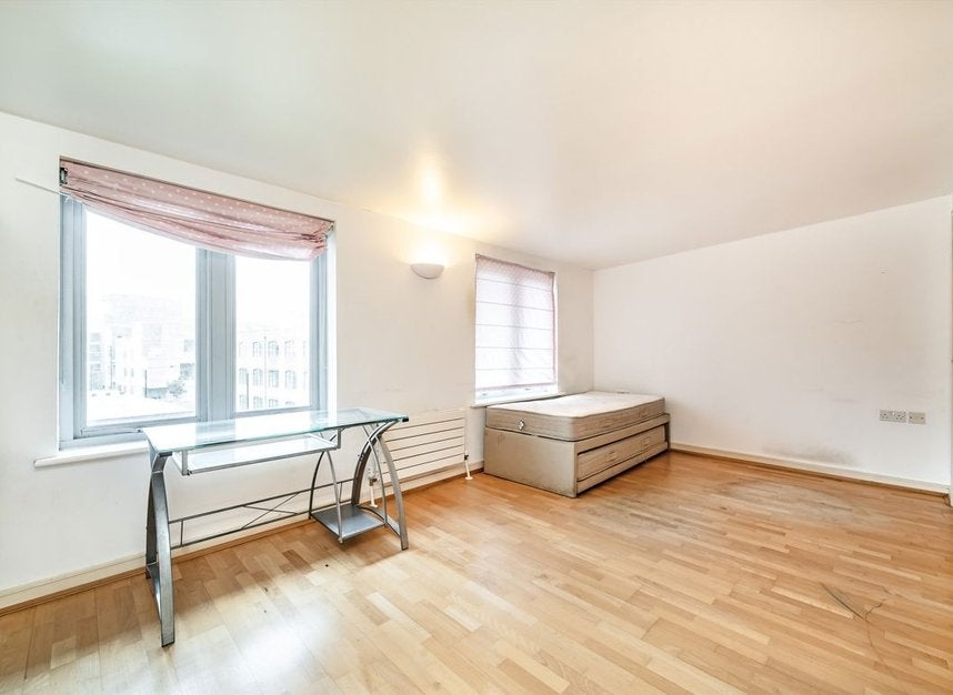Flat Hunt Close in Greater London