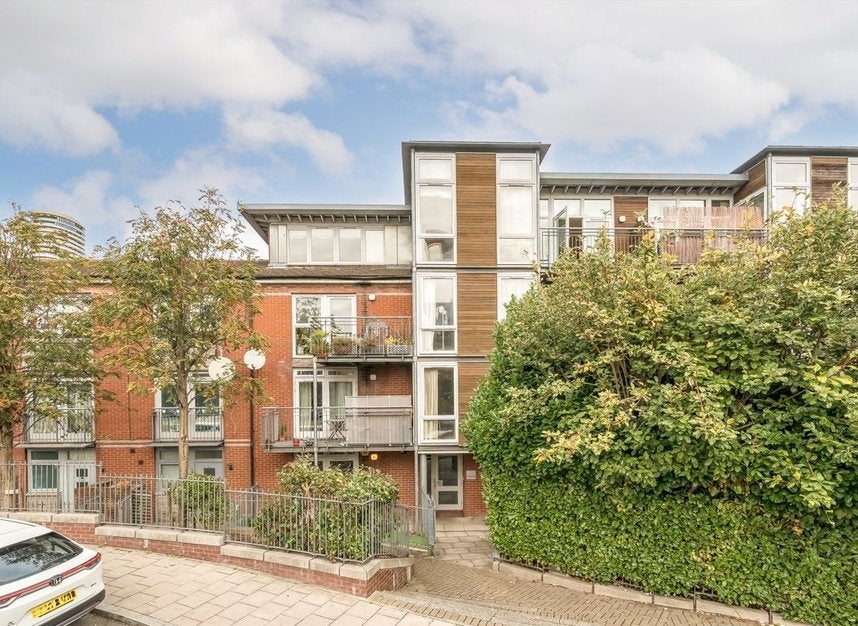 Flat Hunt Close in Greater London
