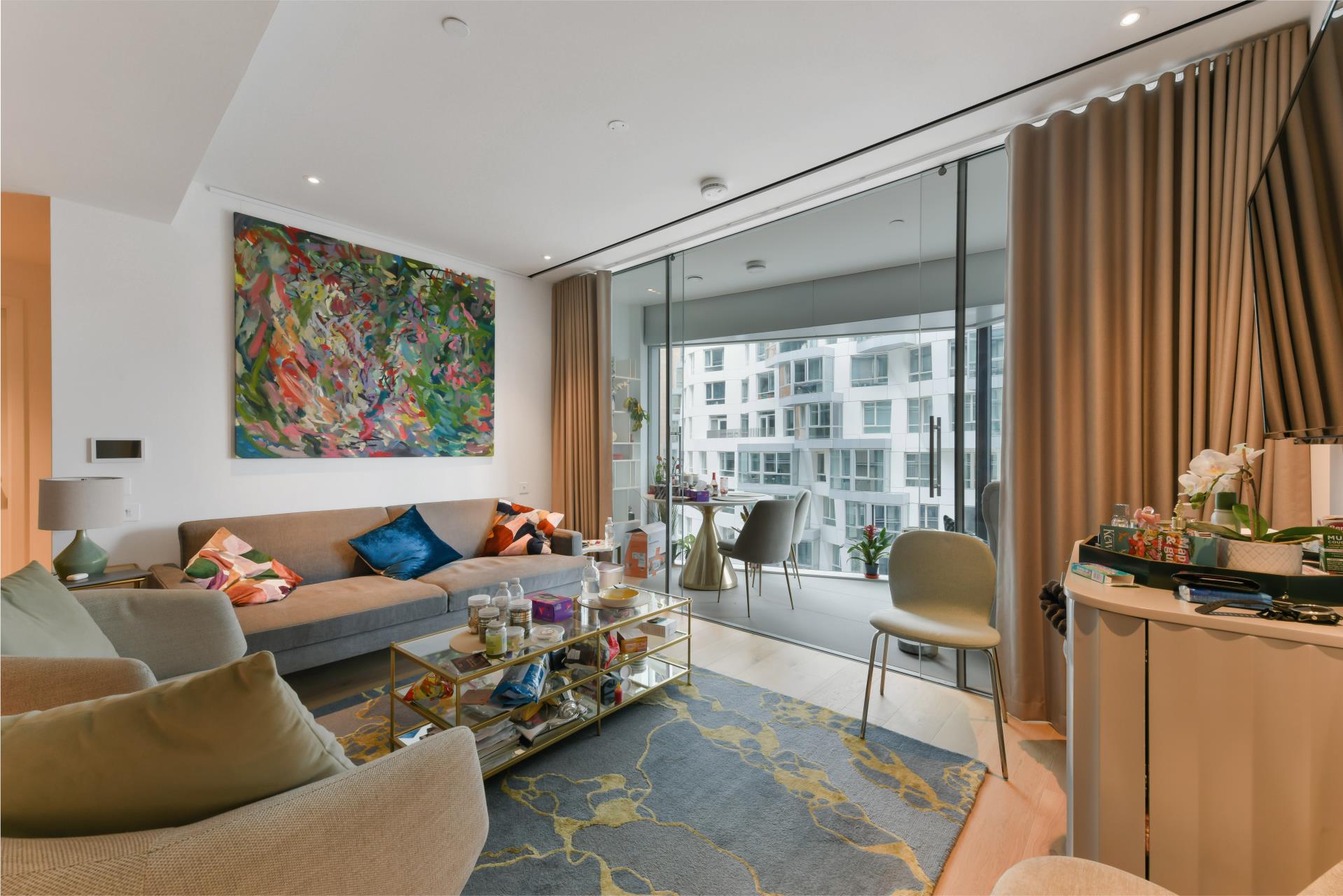 Flat Kirtling Street in Greater London