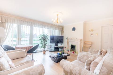 Flat Royston Gardens in London