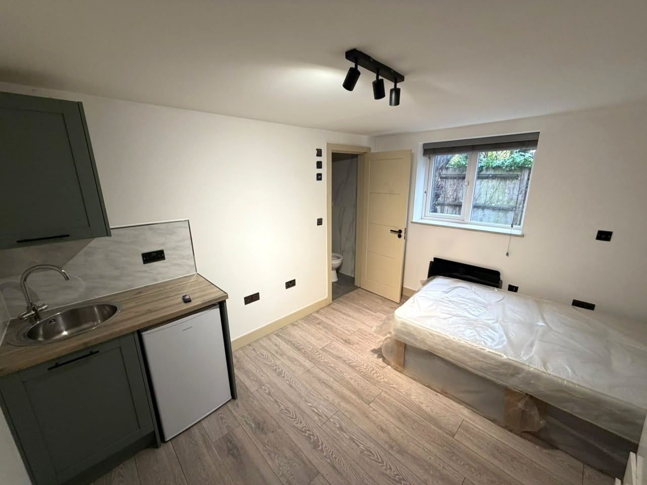 Flat Lowen Road in Greater London
