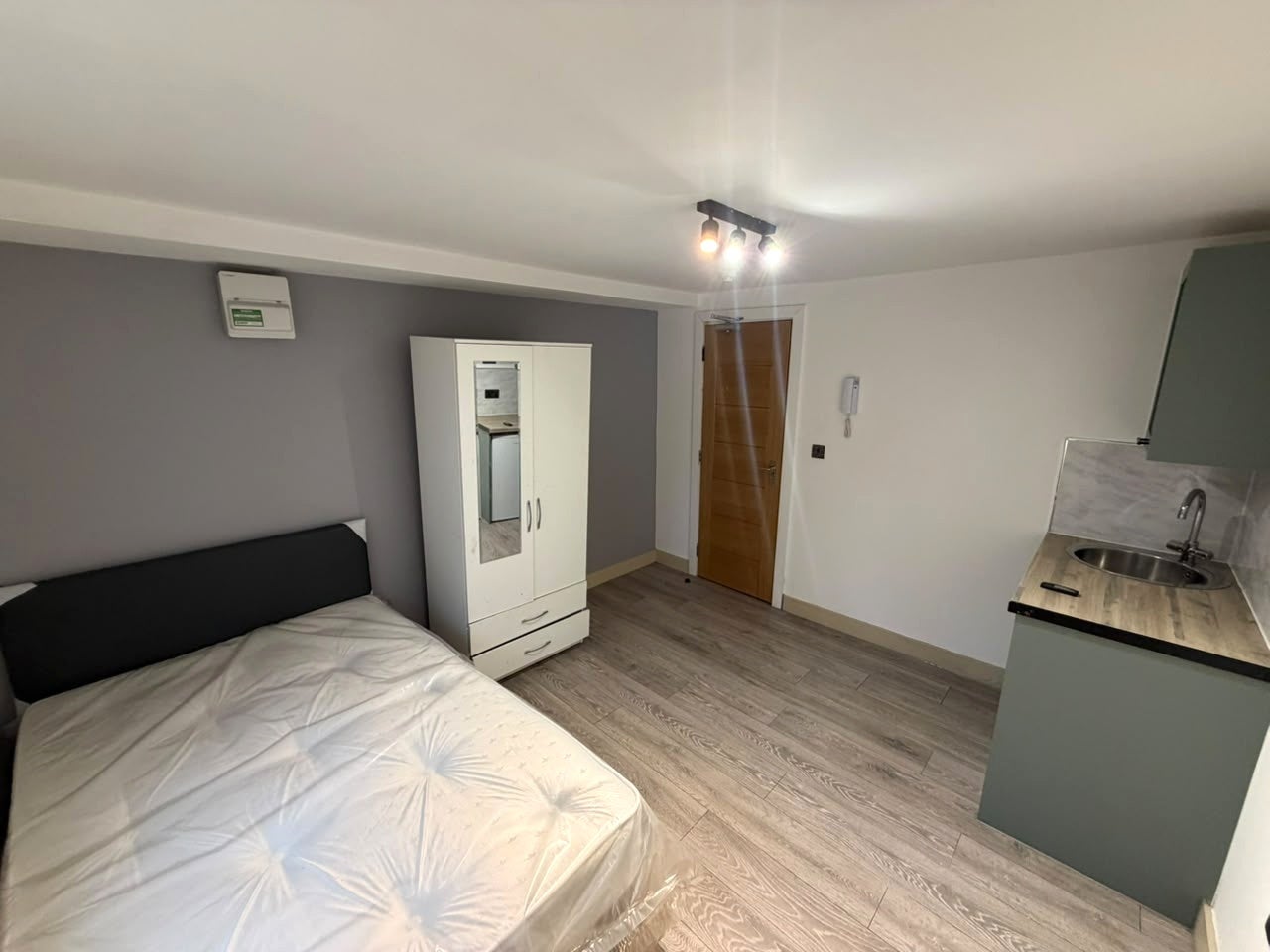 Flat Lowen Road in Greater London