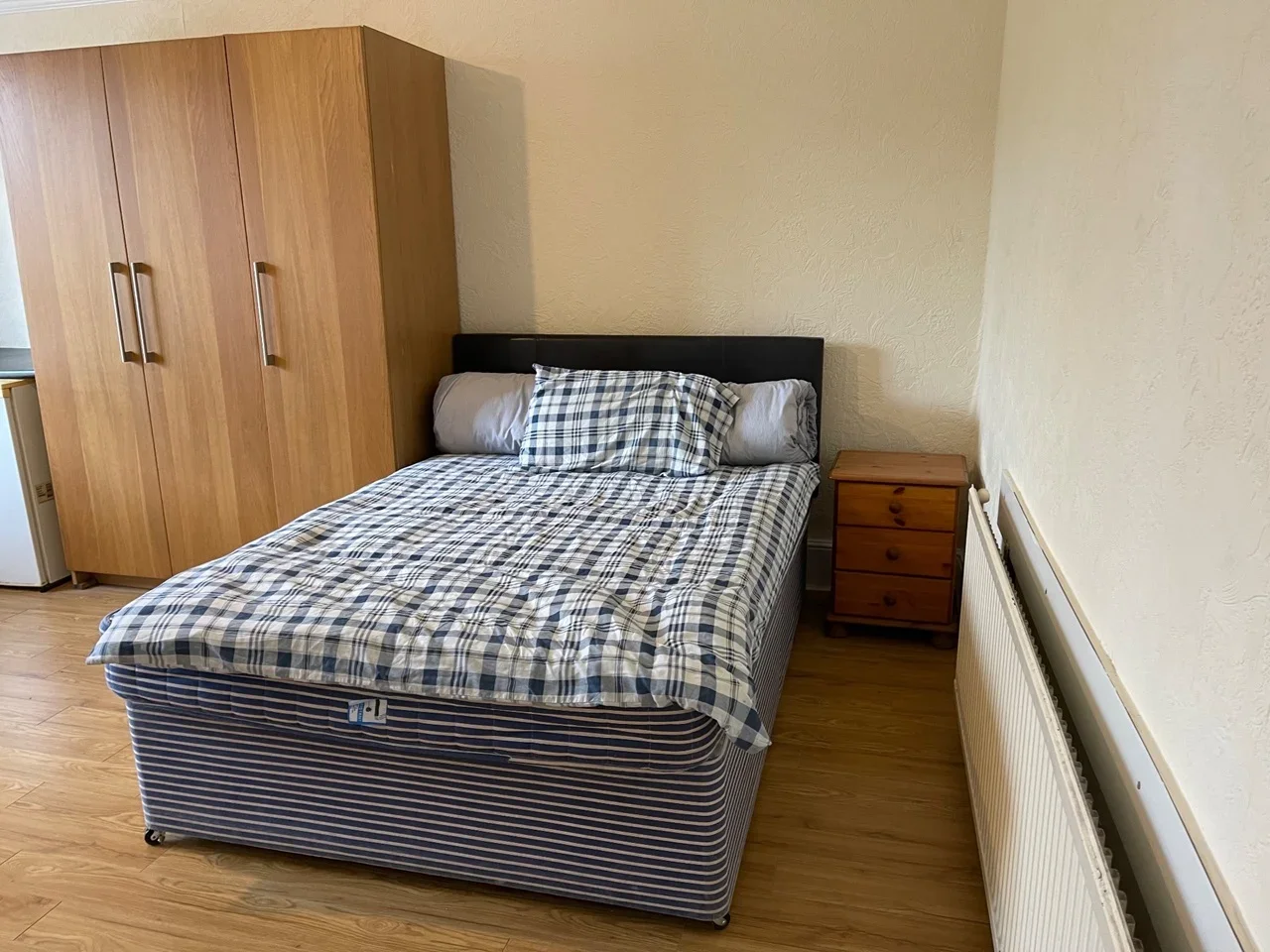 Room Oakfield Road in Greater London