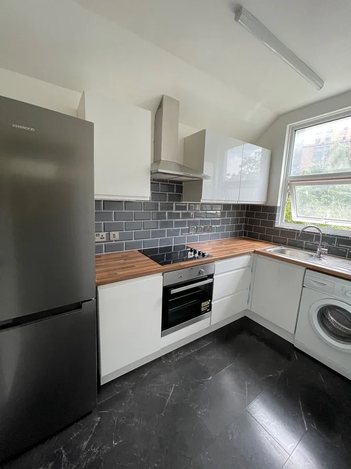 Room Oakfield Road in Greater London