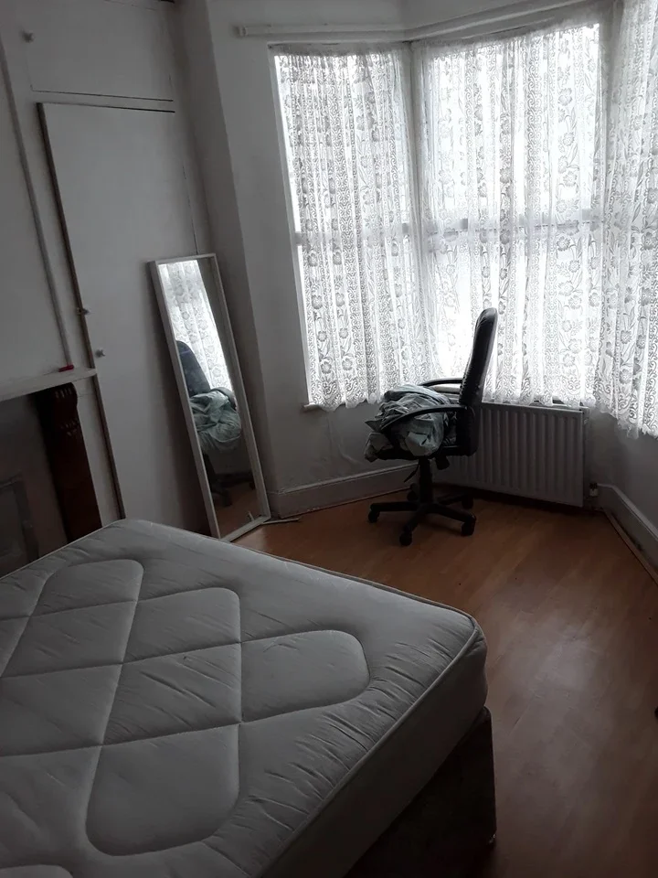 Room Ethnard Road in Greater London