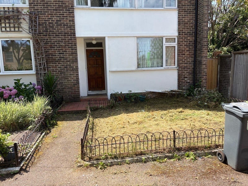 Room Clarence Crescent in Greater London