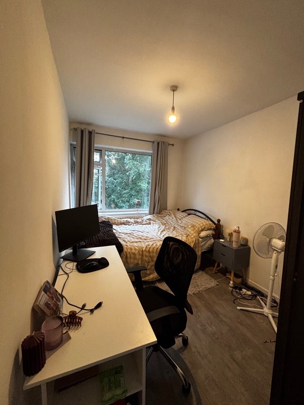 Room Clarence Crescent in Greater London