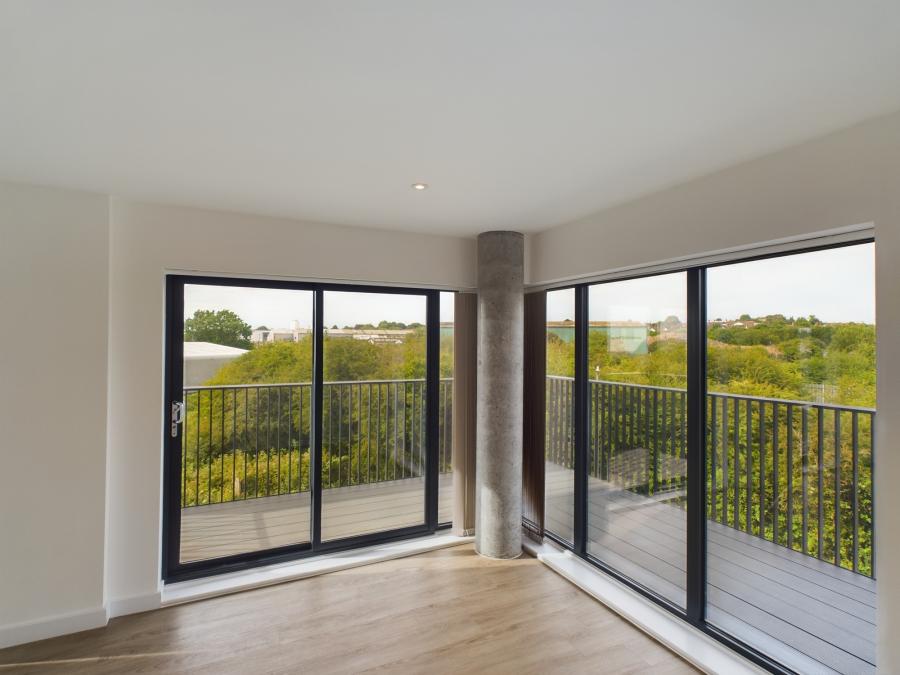 Flat Leacon Road in Ashford