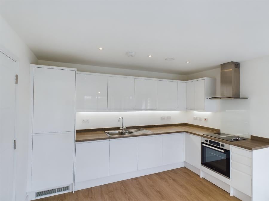 Flat Leacon Road in Ashford