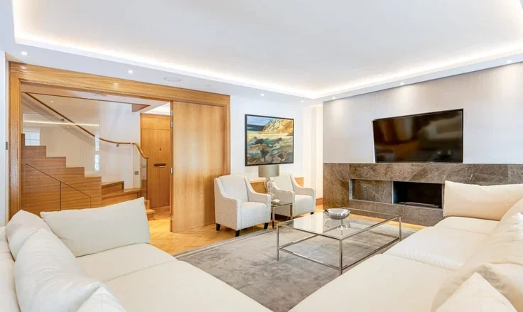 Flat Upper Grosvenor Street in City of Westminster
