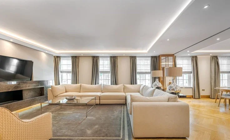 Flat Upper Grosvenor Street in City of Westminster