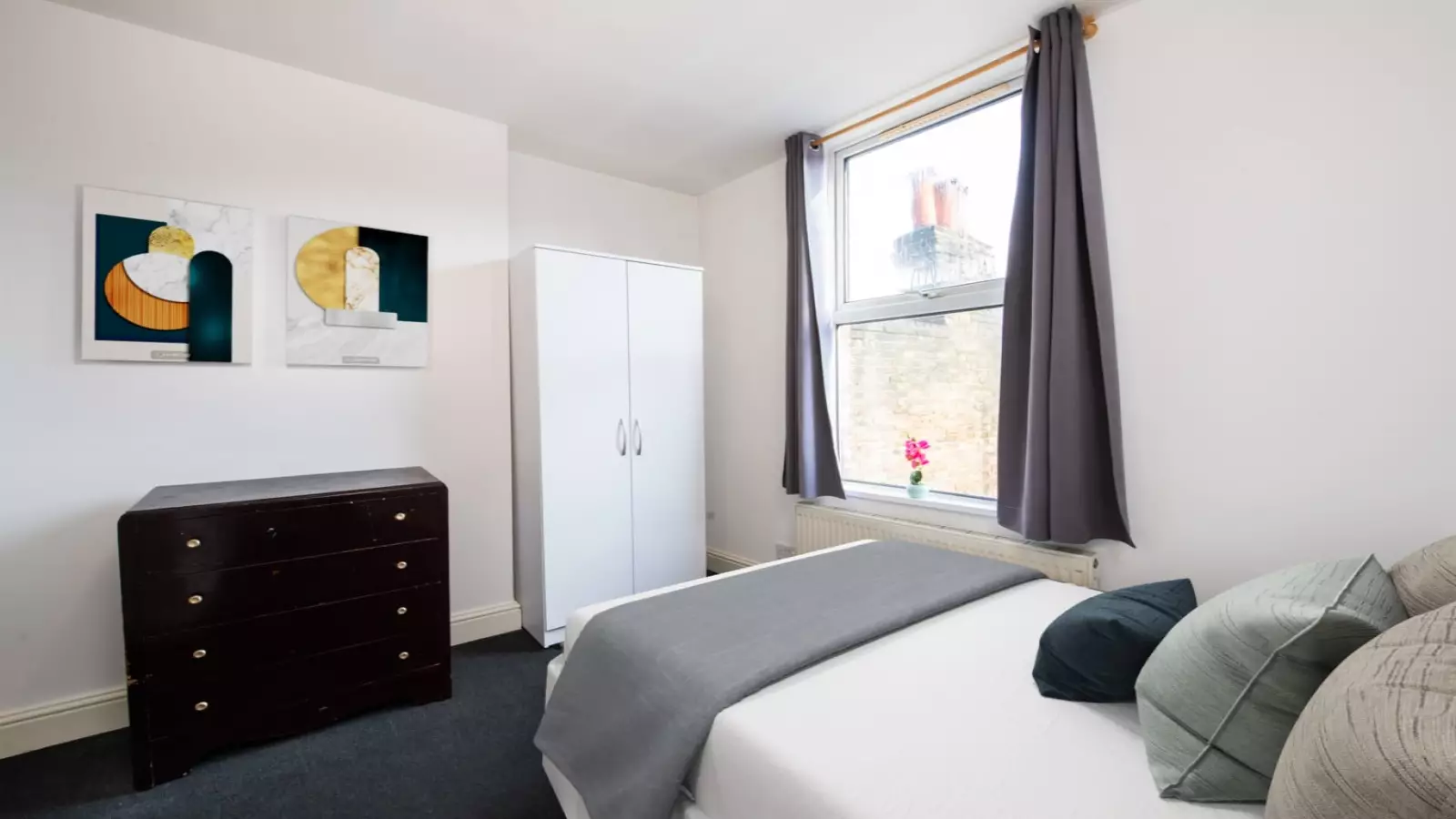 Flat Taybridge Road in Greater London
