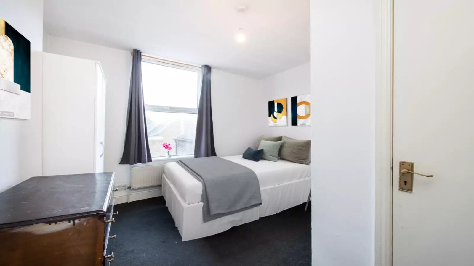 Flat Taybridge Road in Greater London