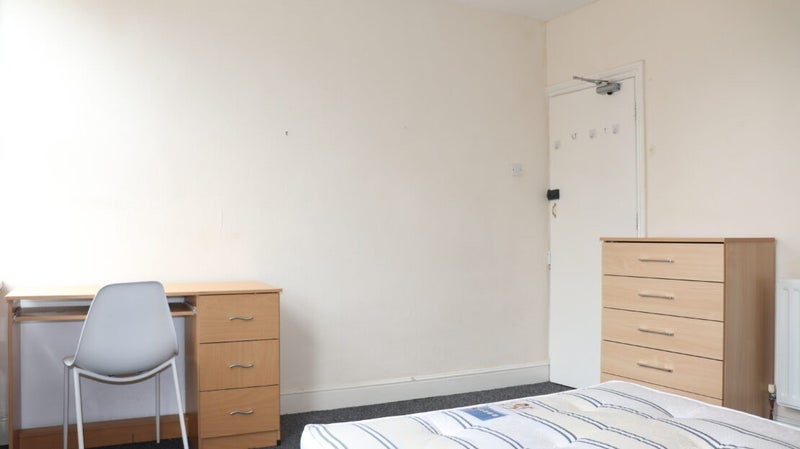 Room Sefton Road in Birmingham