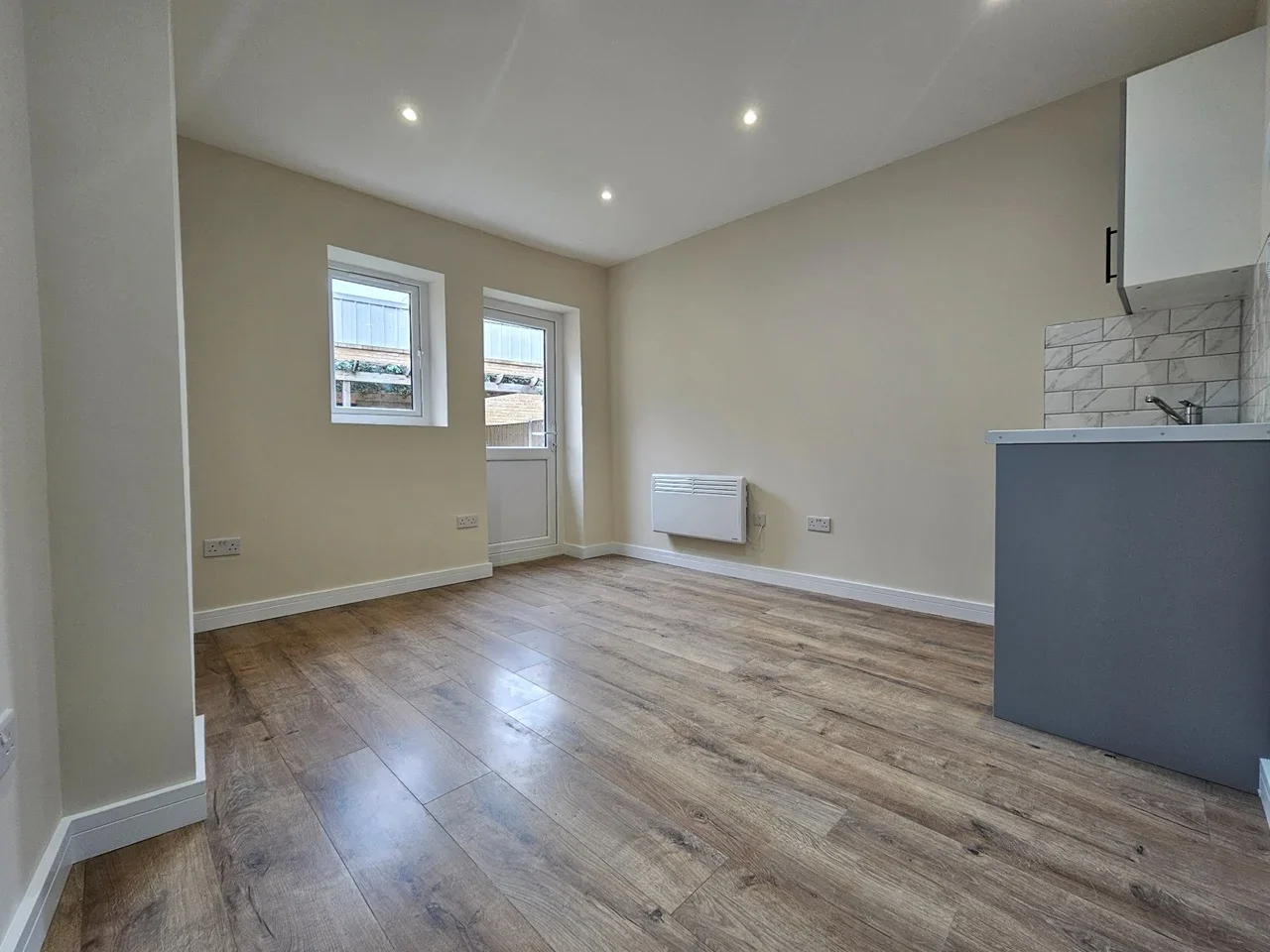 Flat Orchard Road in Borough of Spelthorne