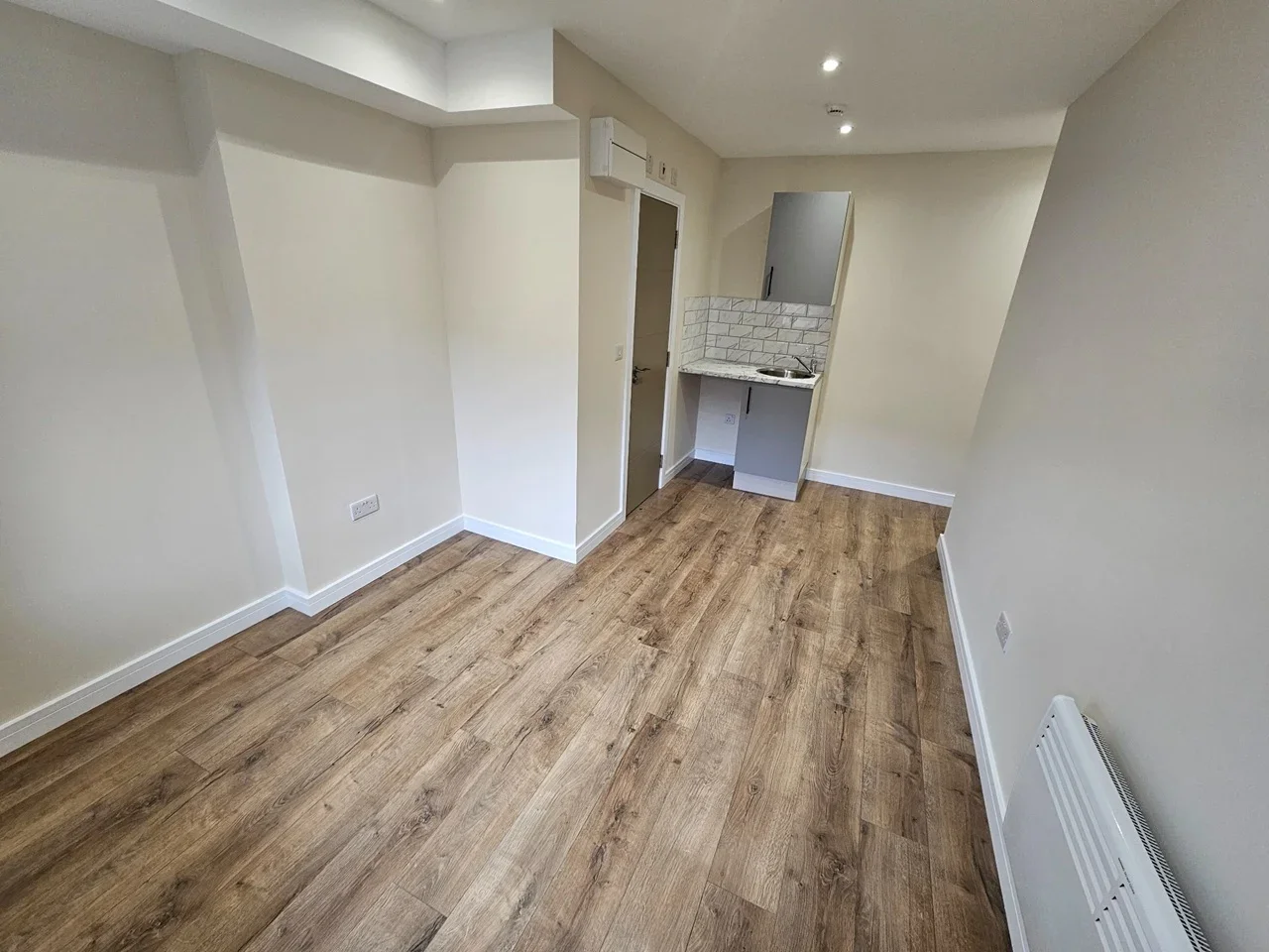 Flat Orchard Road in Borough of Spelthorne
