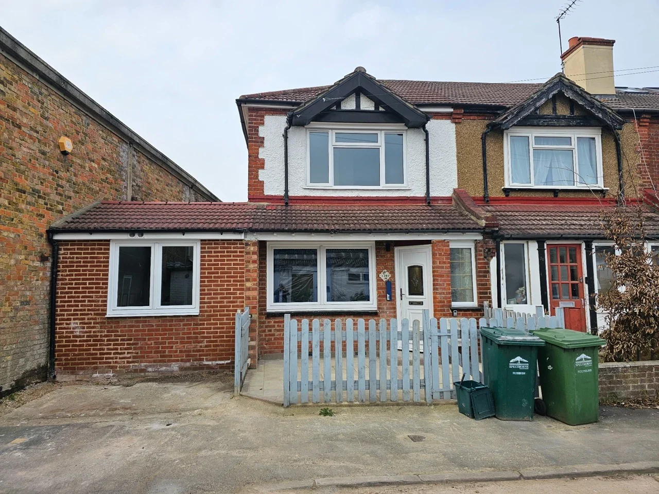 Flat Orchard Road in Borough of Spelthorne