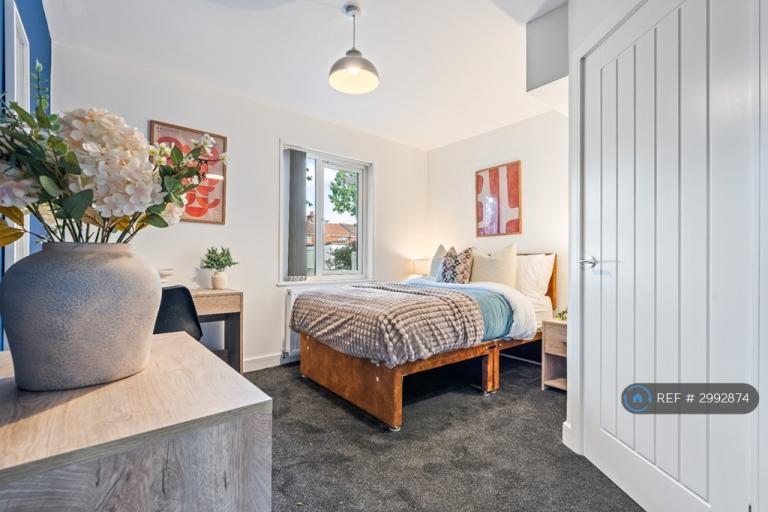 Room Holmes Carr Crescent in Doncaster