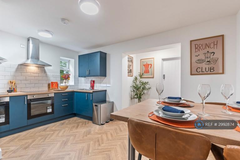 Room Holmes Carr Crescent in Doncaster