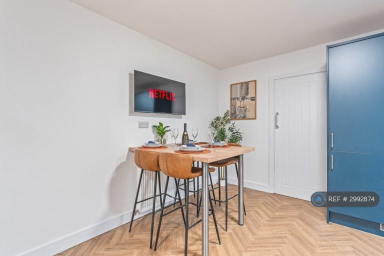 Room Holmes Carr Crescent in Doncaster