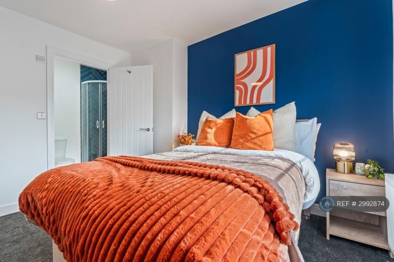 Room Holmes Carr Crescent in Doncaster