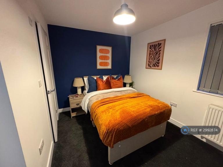 Room Holmes Carr Crescent in Doncaster