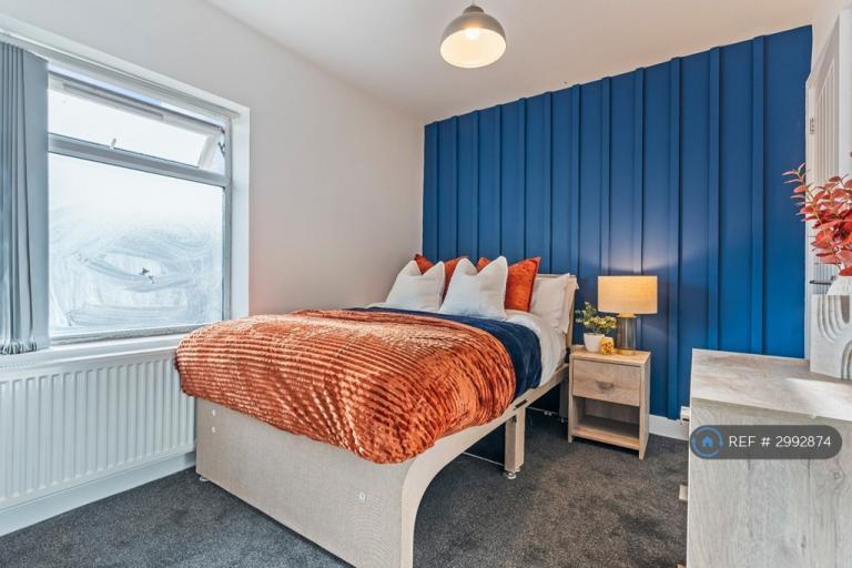 Room Holmes Carr Crescent in Doncaster