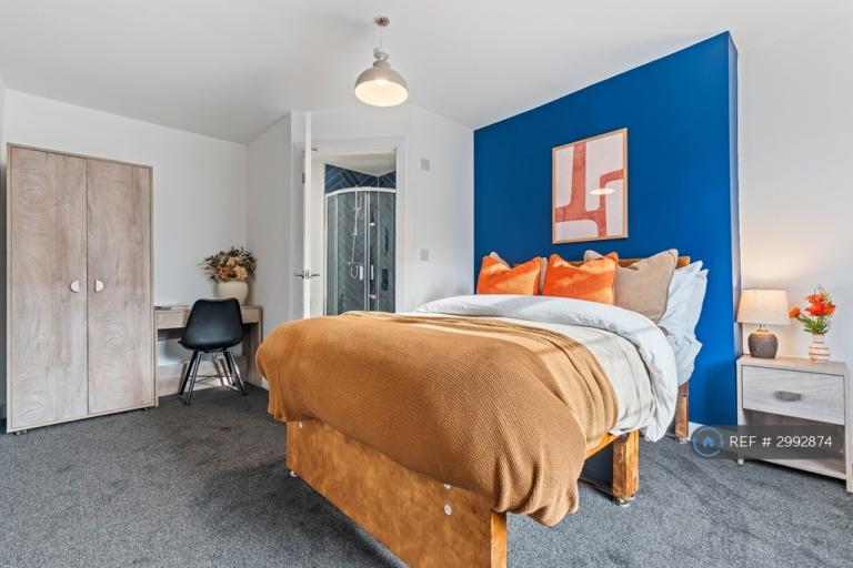 Room Holmes Carr Crescent in Doncaster