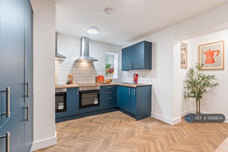 Room Holmes Carr Crescent in Doncaster