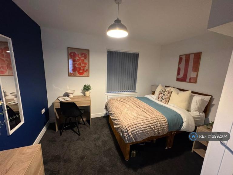 Room Holmes Carr Crescent in Doncaster