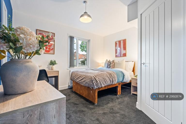 Room Holmes Carr Crescent in Doncaster